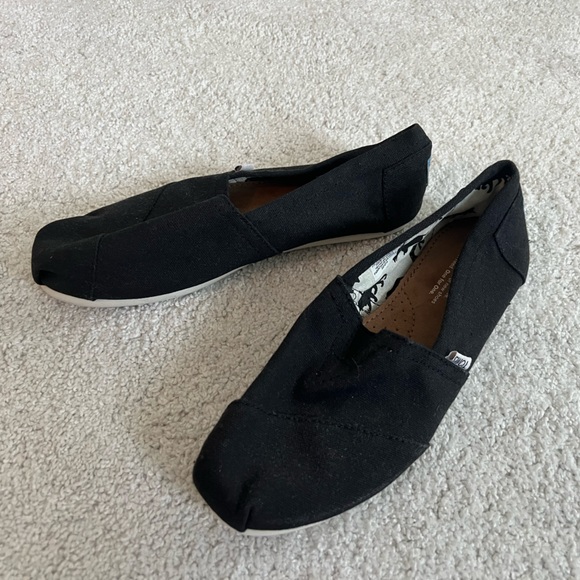 Toms classic slip on W8.5 in Black - Picture 2 of 3